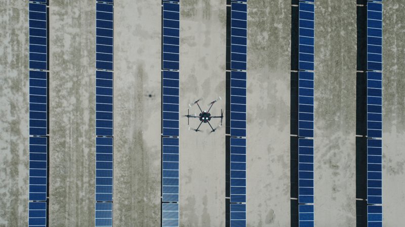 Dron Skynox sobre instalación fotovoltaica